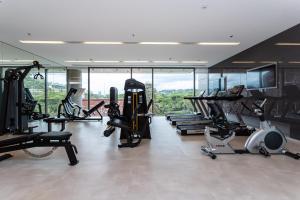 圣保罗Parque Jockey com fácil acesso a Pinheiros e Butantã的健身房,配有各种跑步机和机器