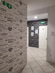 波兹南Miastkovo的一间墙上写着字的房间