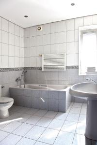 波兹南Miastkovo的带浴缸、卫生间和盥洗盆的浴室