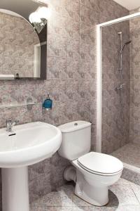波兹南Miastkovo的浴室配有卫生间、盥洗盆和淋浴。