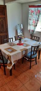 玉米岛Hospedaje Tropical Dreams的餐桌、桌椅和桌椅