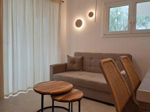 帕莱罗斯Q Luxury Rooms Paleros的客厅配有沙发和桌椅