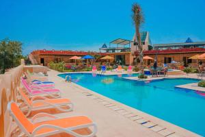 TunisTunis Pyramids Hotel - فندق اهرامات تونس的一个带躺椅的度假村游泳池