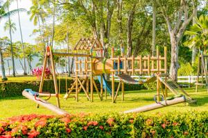 坦波巴尔赛罗坦博尔全包度假村的草地上带游乐场的公园