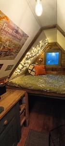 WaterfallDown The Rabbit Hole的帐篷天花板上配有一张床的房间