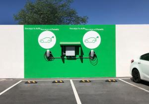 蒙特雷Ramada Encore by Wyndham Monterrey Apodaca Zona Aeropuerto的停车场里的一个大型绿色标志
