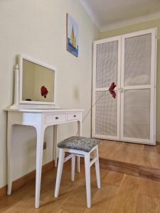 彼得拉桑塔Casa Stella的一张带电视和椅子的白色书桌