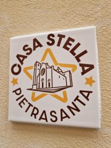 彼得拉桑塔Casa Stella的读国家字节的墙上的标志