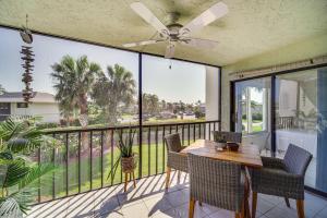 皮尔斯堡Sunny Fort Pierce Resort Condo with Beach Access!的阳台的天井配有桌椅