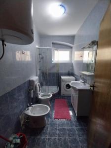 木洛希尼Apartmani Jadran的一间带两个盥洗盆和卫生间的浴室