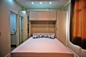 里约热内卢Rio Spot Ipanema C011的小房间的小床,配有两个枕头