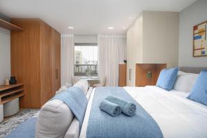 圣保罗DSG Itaim的一间卧室配有一张大床和毛巾