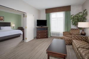 奥罗谷Holiday Inn Express & Suites Oro Valley-Tucson North, an IHG Hotel的酒店客房,配有床和电视