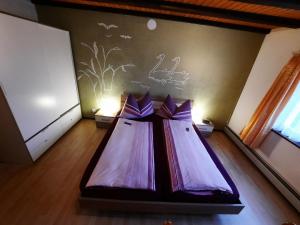 维尔德豪斯Ferienwohnung Schafbergblick的一间设有一张紫色床单的床的房间