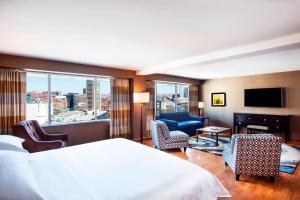 巴尔的摩喜来登内港酒店的酒店客房享有城市美景,配有一张床。