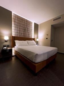 布林迪西东方酒店的一间位于酒店客房内的带大床的卧室