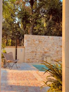 科孚镇Carpofoli Corfu的一个带椅子的庭院和一个游泳池