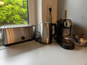湖滨福煦Haus Berger的厨房柜台配有烤面包机和咖啡机