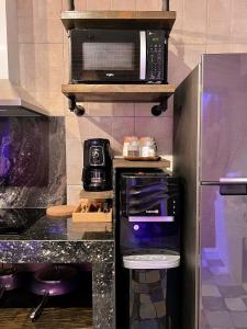 麦克坦克洛科瓦克朗吉豪华套房公寓的厨房配有冰箱和微波炉。