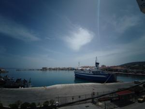 希俄斯Omiros rooms的一艘大船停靠在港口