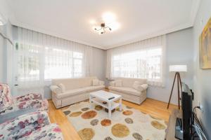 安塔利亚Fully Furnished Stylish Apartment in Antalya的客厅配有两张沙发和一台电视机