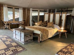 育空河Double Tent - Dolly Farm & River Camp的一间卧室配有一张带木篷的床