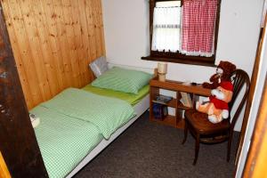 Novigrad PodravskiKuća za odmor Kristina的一间小卧室,配有两张床和椅子