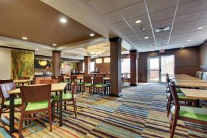 渥太华Fairfield Inn & Suites by Marriott Ottawa Starved Rock Area的自助餐厅内带桌椅的用餐区