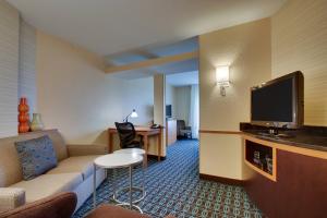 渥太华Fairfield Inn & Suites by Marriott Ottawa Starved Rock Area的一间配有沙发和平面电视的酒店客房