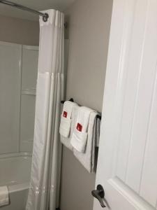 夏洛特顿Canadas Best Value Inn & Suites-Charlottetown的浴室配有白色的淋浴帘和毛巾
