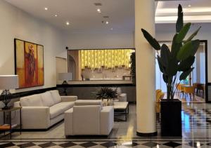 巴西利亚曼哈顿广场酒店的客厅配有沙发和桌子