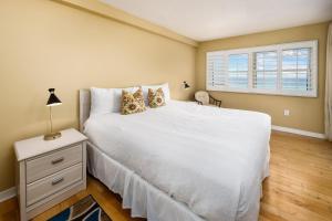 沃尔顿堡滩Nautilus 1505 - Gulf Front 1 Bedroom - 5th Floor的卧室配有白色的床和窗户。
