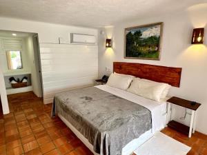 基督教堂市OceanBlue Resort的一间卧室,卧室内配有一张大床