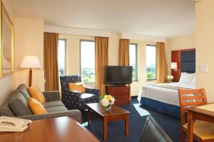 波士顿波士顿港都铎码头原住客栈酒店的酒店客房设有床和客厅。