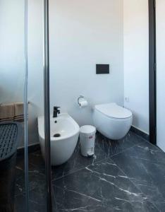 维拉多比斯坡Sunset House的一间带水槽和卫生间的浴室