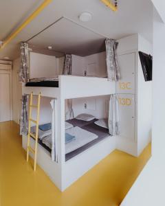 萨格勒布Private Rooms at Hostel63的客房设有2张双层床和梯子