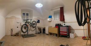 SaoneHotel Al Sole的墙上挂着自行车的房间