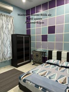 马六甲Rumah Armand Ayer Keroh Bandar Melaka 4BR Fully Aircond的一间卧室设有一张床和瓷砖墙