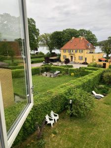 斯文堡Sundkig fra 1. Sal的享有房屋和庭院景致的窗户。