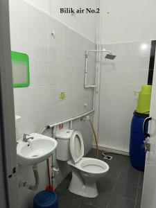 马六甲Rumah Armand Ayer Keroh Bandar Melaka 4BR Fully Aircond的一间带卫生间和水槽的浴室