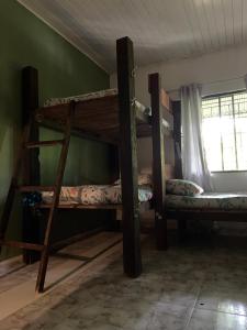 莱蒂西亚Nomada Hostel的客房设有两张双层床和一扇窗户。