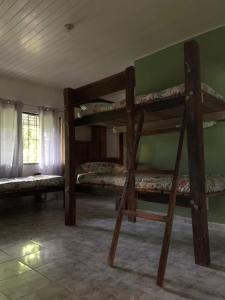 莱蒂西亚Nomada Hostel的客房设有两张双层床和一扇窗户。