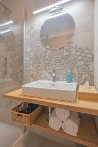 梅图耶河畔新城Vlaštovčí dům的浴室配有盥洗盆、镜子和毛巾