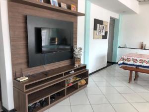 伊达贾伊Casa Sérgio的客厅设有电视,位于木制娱乐中心