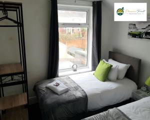 考文垂3 Bedroom 2 Bath House By Passionfruitproperties Near Coventry City Centre - Free Wi-fi, Pool Table And Garden - MAC的一间卧室配有一张床、一个窗口和床边