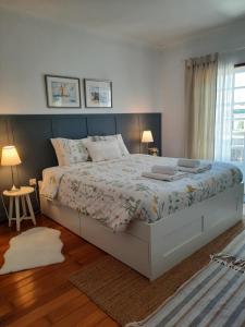 阿威罗Casa das Camélias的一间卧室设有一张大床和一个窗户。