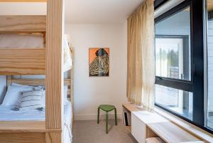 雷夫尔斯托克Sea Eagles Landing by Revelstoke Vacations的一间卧室设有双层床和窗户。