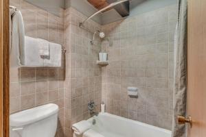 斯诺马斯村Laurelwood Condominiums 115的浴室配有白色卫生间和浴缸。