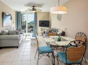 沃尔顿堡滩Nautilus 2310 Gulf View 2 Bedroom 3rd Floor Free Beach Service的用餐室以及带桌椅的起居室。