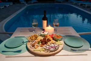 杜纳厄图德乔斯Casa Roa的一张桌子,上面放着一盘食物和一瓶葡萄酒